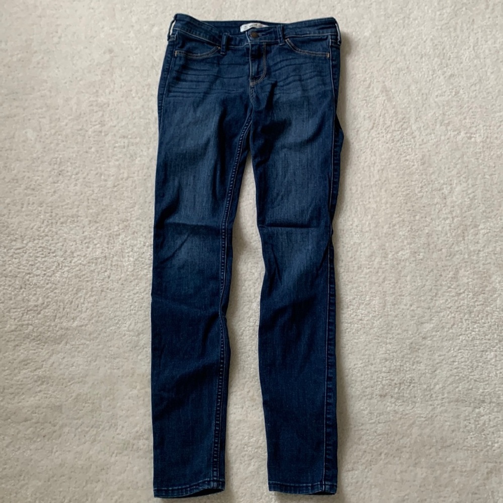 Dark wash skinny Hollister jeans 💙🦋